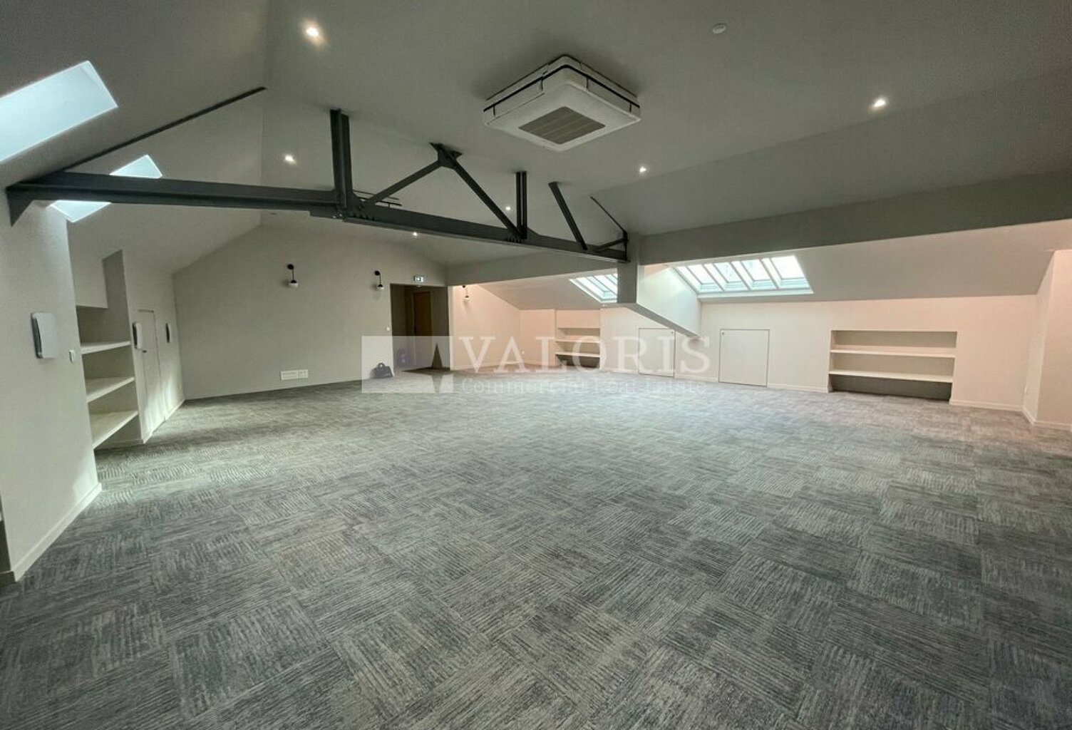 BUREAUX à LOUER — photo 1