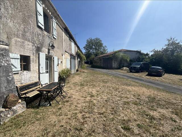 Maison en pierre de 2 pièces principales — photo du bien