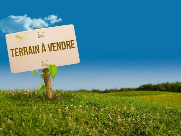 Terrain au bourg de  Saint Yvi — photo 1
