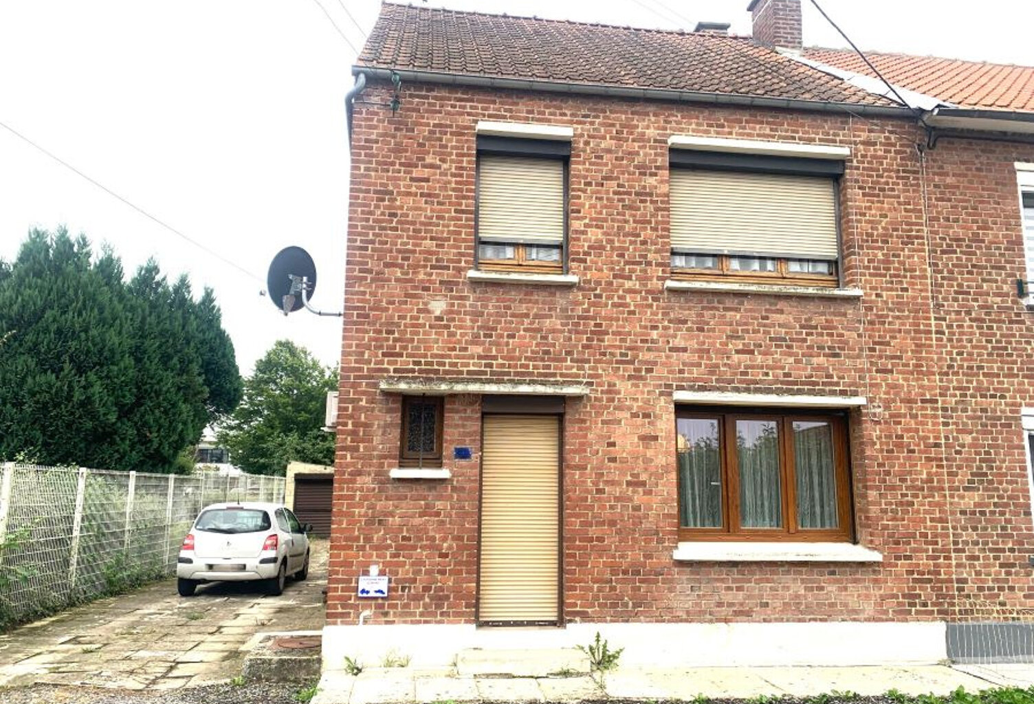 Maison semi individuelle à rénover avec garage, bâtie sur un — photo 1