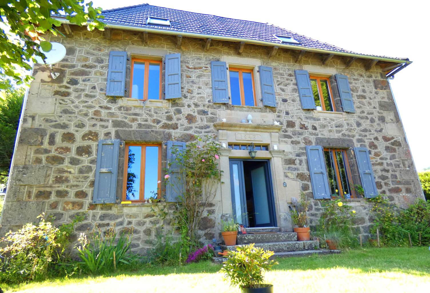 MAISON EN PIERRE RENOVEE BELLE VUE — photo 1