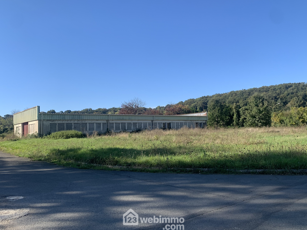 Local - 566m² - Iteuil