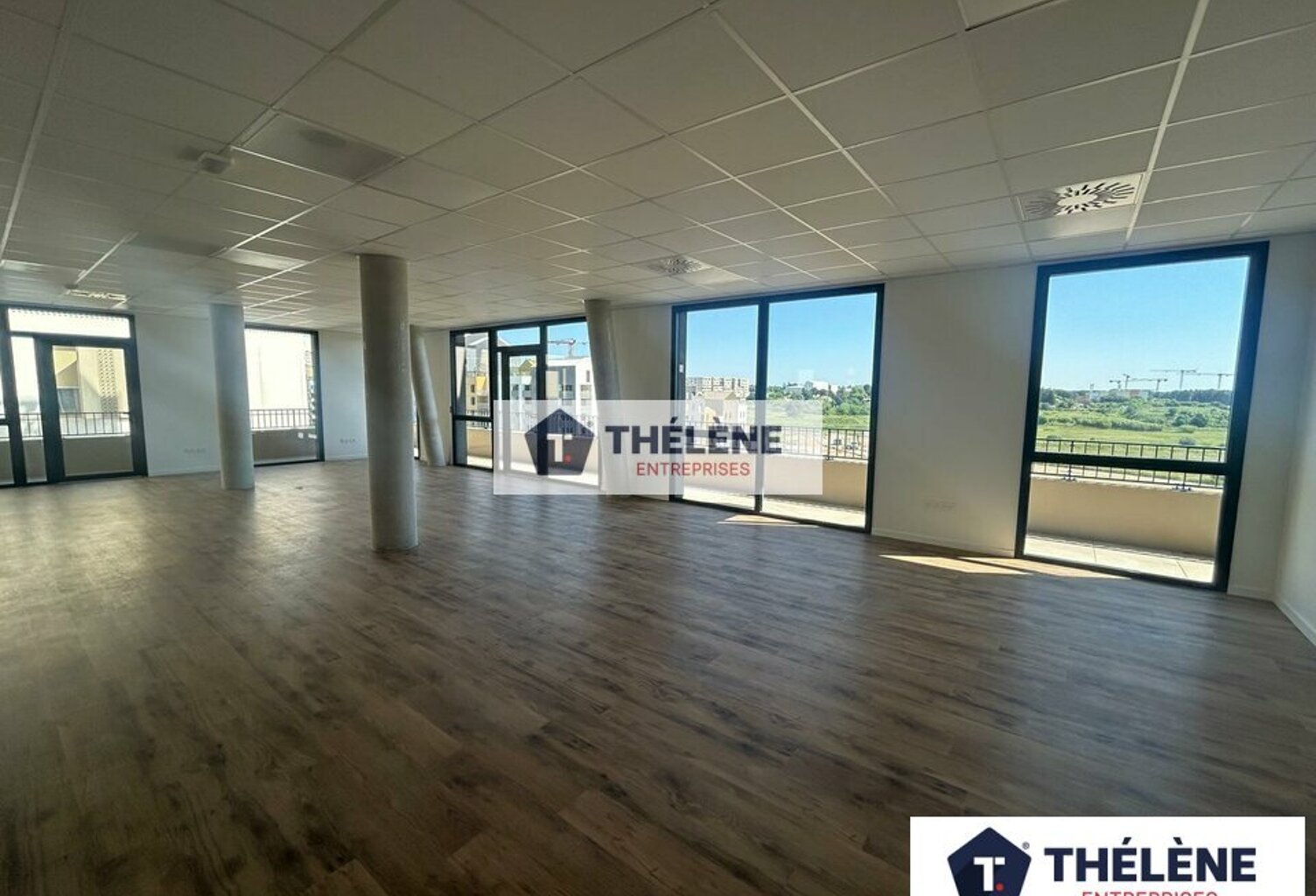 ENSEMBLE DE BUREAUX à LOUER — photo 1