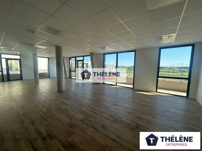 ENSEMBLE DE BUREAUX à LOUER — photo 1