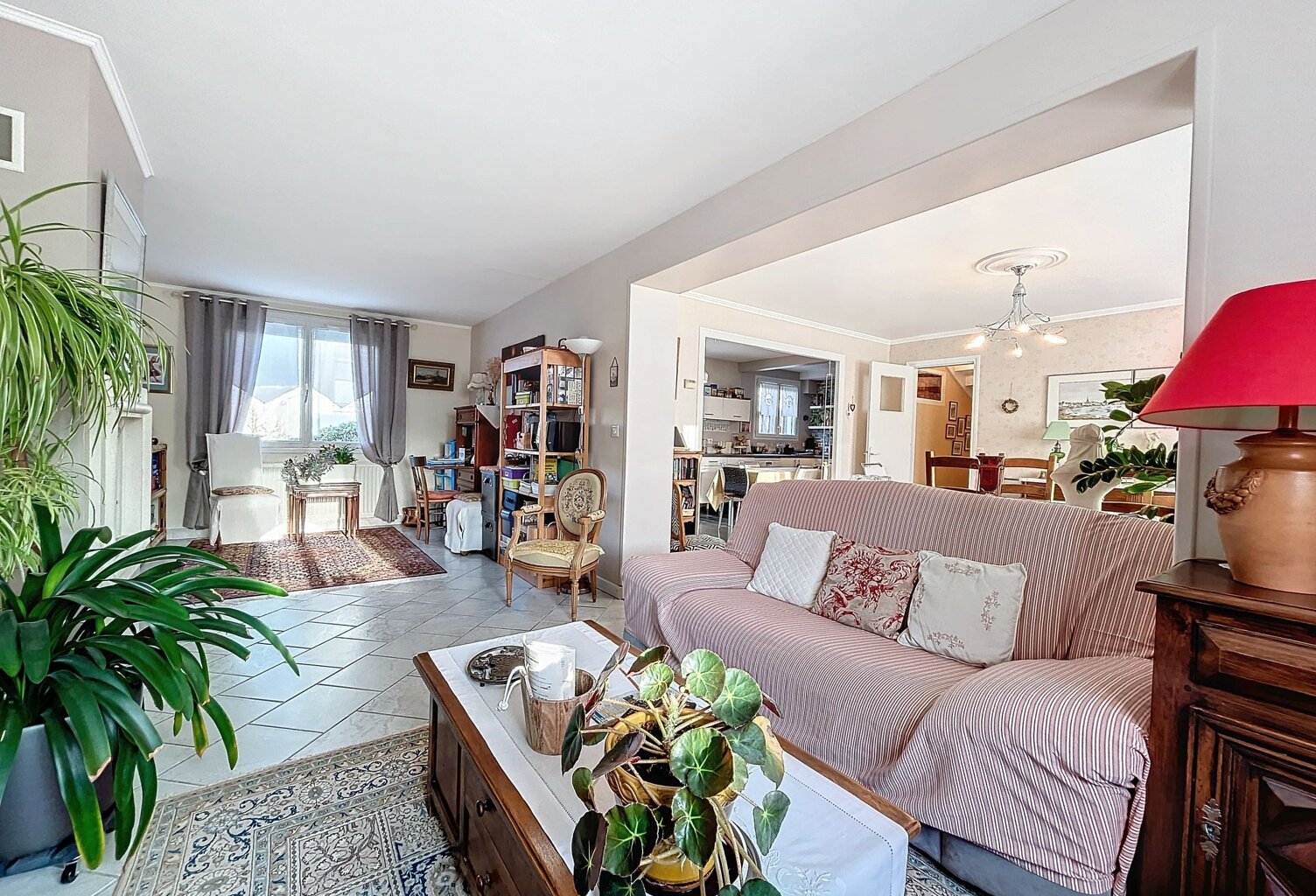 INTÉRIEUR EN TRÈS BON ÉTAT - MAISON 7 PIÈCES AVEC TERRASSE — photo 1