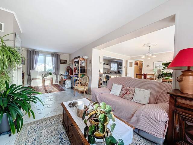 INTÉRIEUR EN TRÈS BON ÉTAT - MAISON 7 PIÈCES AVEC TERRASSE — photo du bien