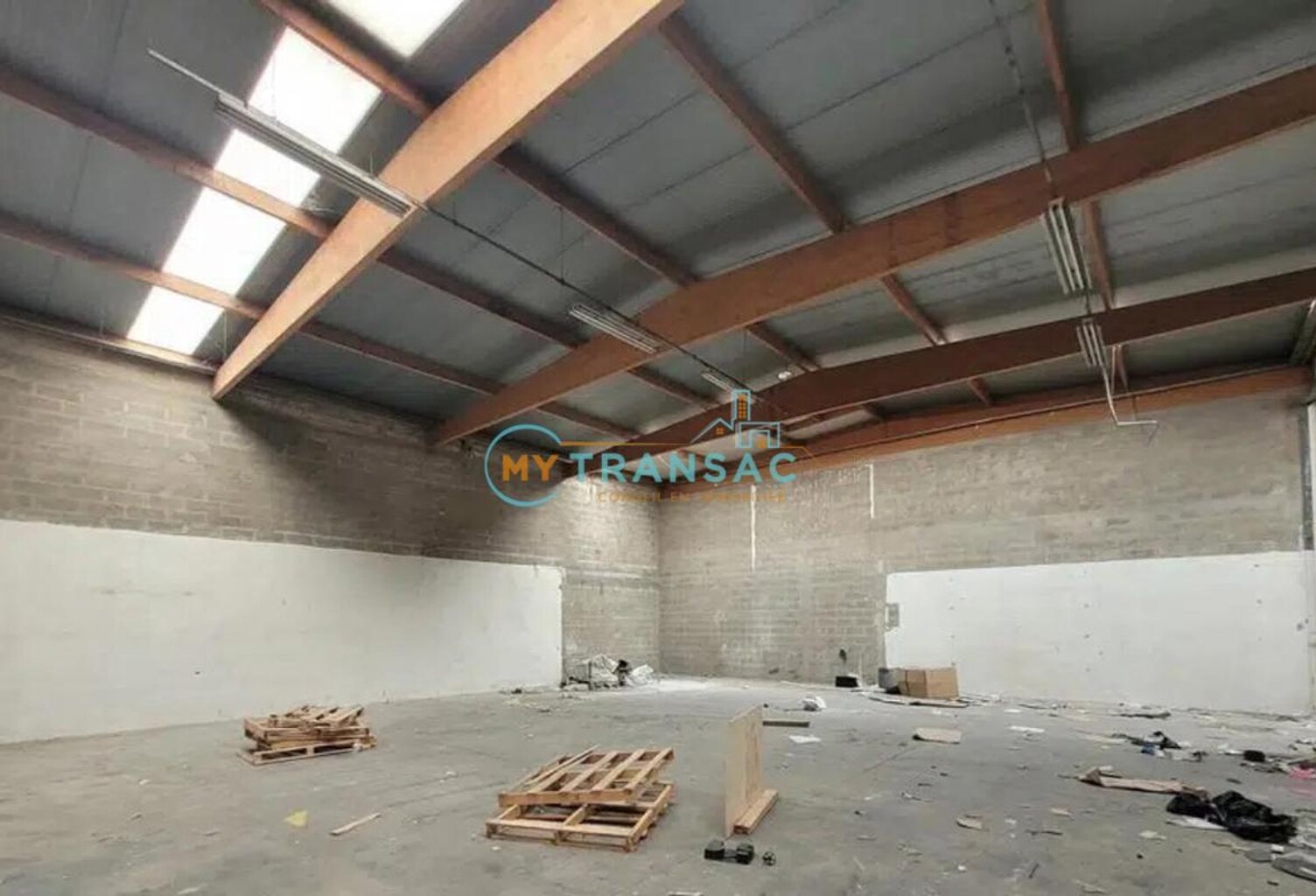 A Louer locaux d'activités 387m², 564m²  à Emerainville — photo 1