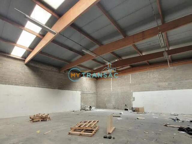 A Louer locaux d'activités 387m², 564m²  à Emerainville — photo du bien