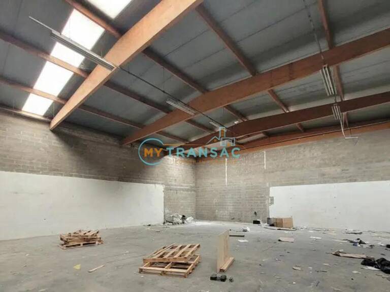 A Louer locaux d'activités 387m², 564m²  à Emerainville — photo 1