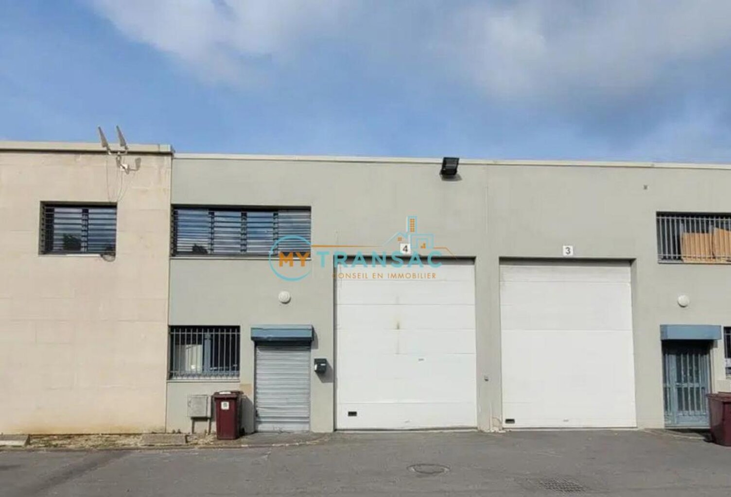 A Louer locaux d'activités 387m², 564m²  à Emerainville — photo 1