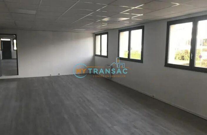 A Louer locaux d'activités 387m², 564m²  à Emerainville — photo 5