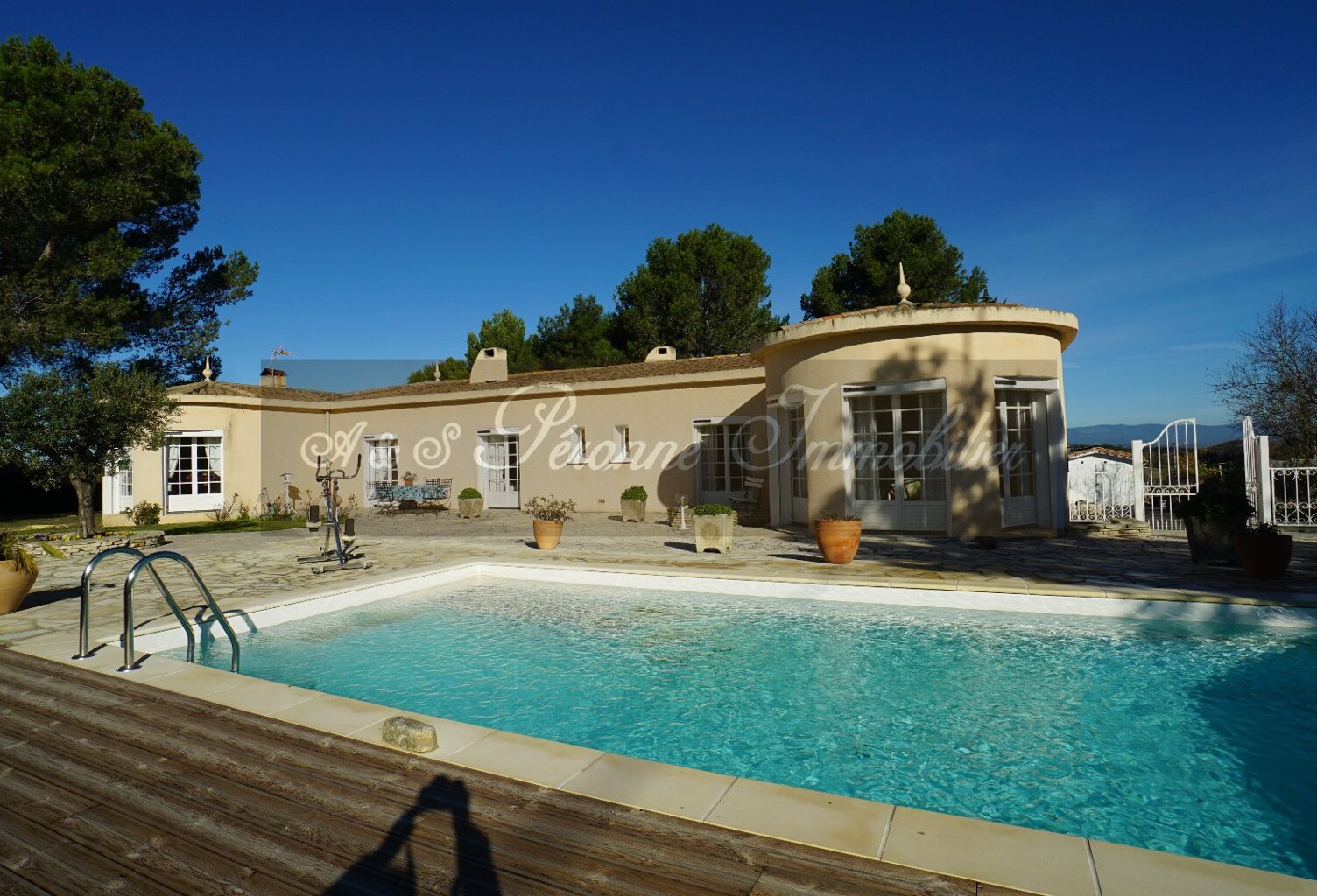 Villa — photo 1