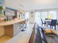 Maison récente climatisée à Angers offrant 85 m² habitables, une terrasse, un jardin et un garage motorisé — photo 3