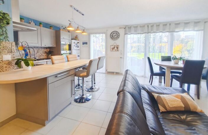 Maison récente climatisée à Angers offrant 85 m² habitables, une terrasse, un jardin et un garage motorisé — photo 3