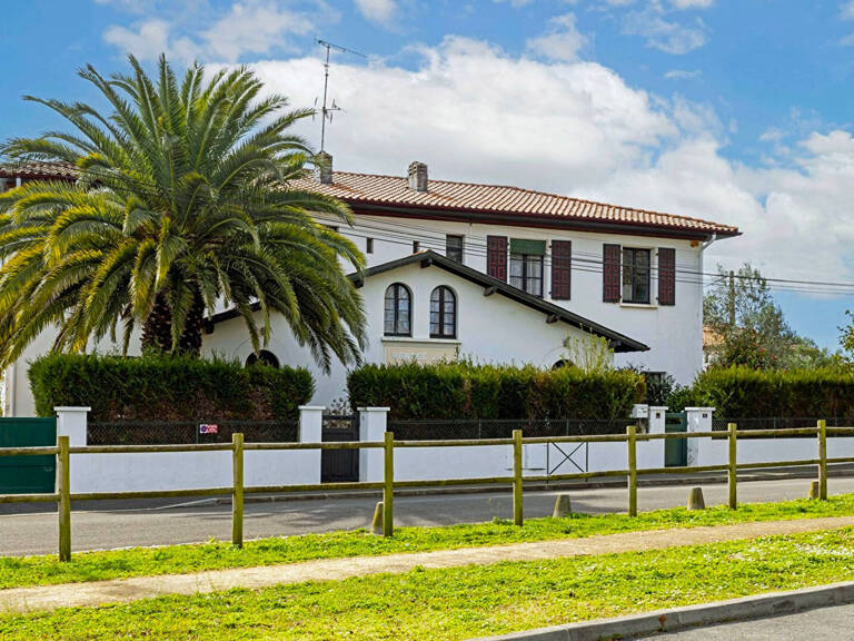 ANGLET - BIARRITZ - PARC D'HIVER  BELLE VILLA COMPOSÉE DE 3 APPARTEMENTS  GARAGE - ABRI JARDIN — photo 1