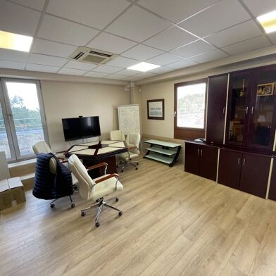 Bureau 8 pièces 8160 €