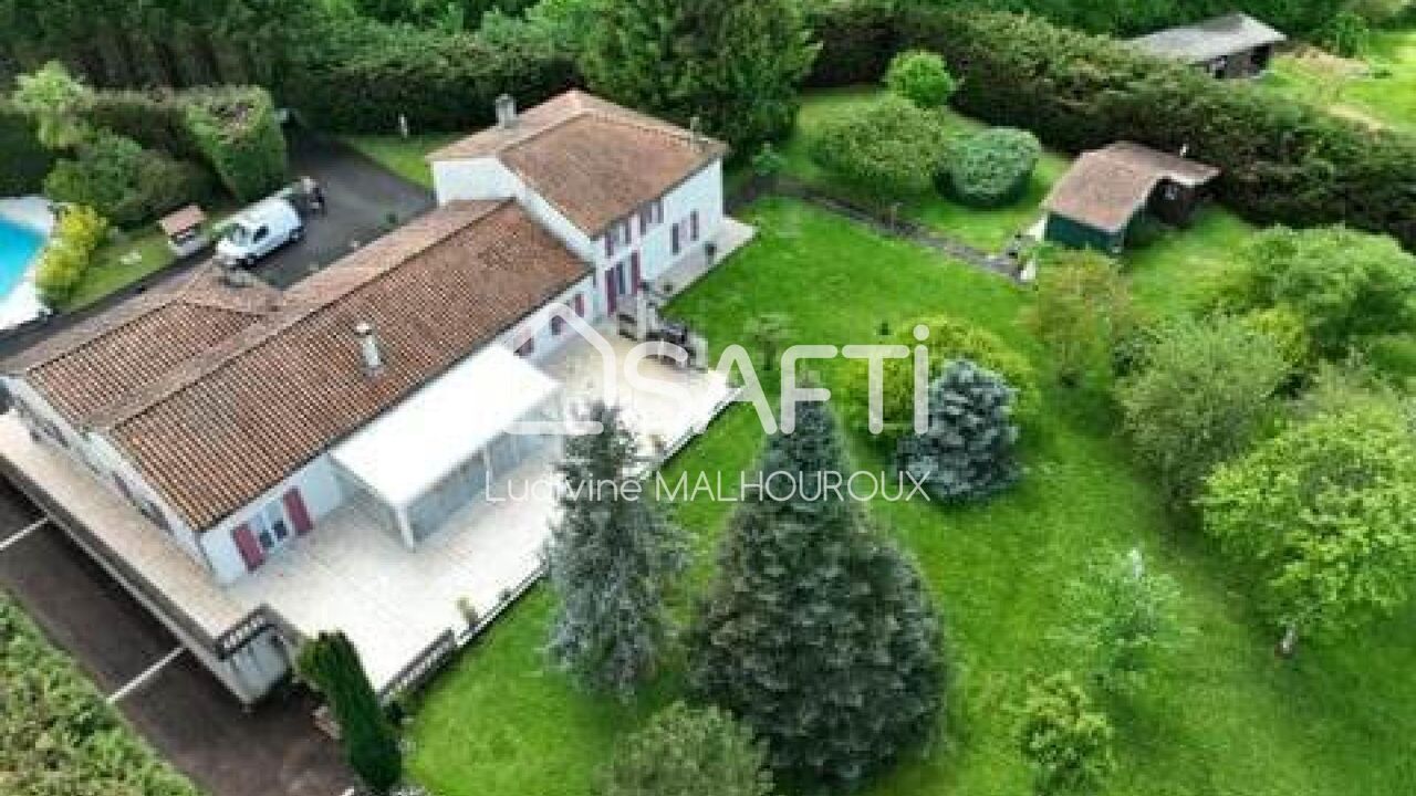 maison 11 pièces 330 m2 à vendre à Boisné-la-Tude (16320)