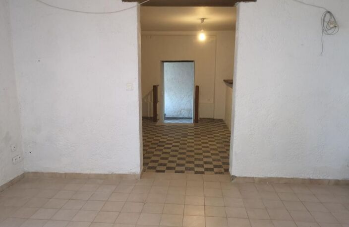 A vendre dans le village de Bassoues, Gers: Maison avec 3 chambres, travaux à terminer, avec un jardin de 318m2 — photo 3