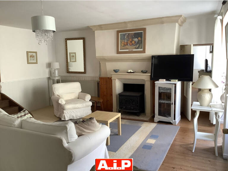 Maison de bourg avec terrain et dépendance. — photo 1