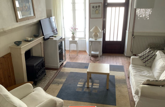 Maison de bourg avec terrain et dépendance. — photo 2