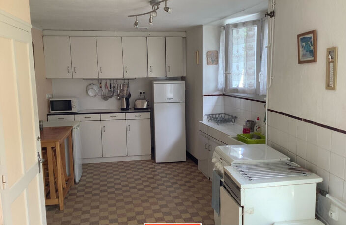 Maison de bourg avec terrain et dépendance. — photo 3