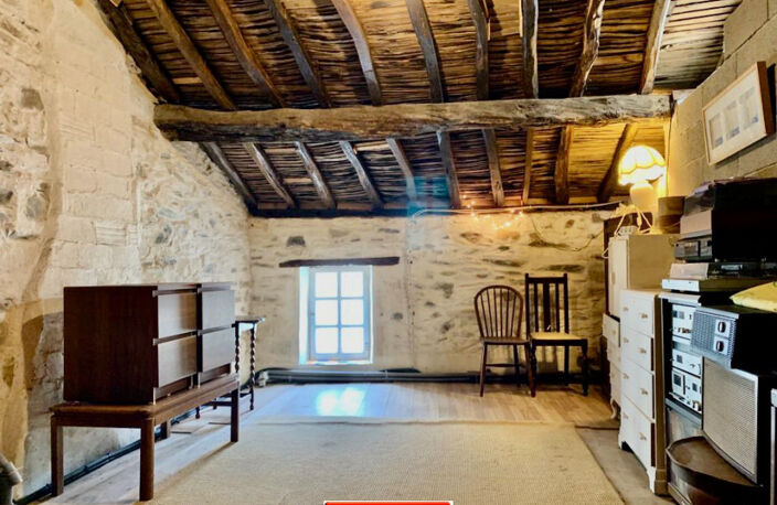 Maison de bourg avec terrain et dépendance. — photo 5