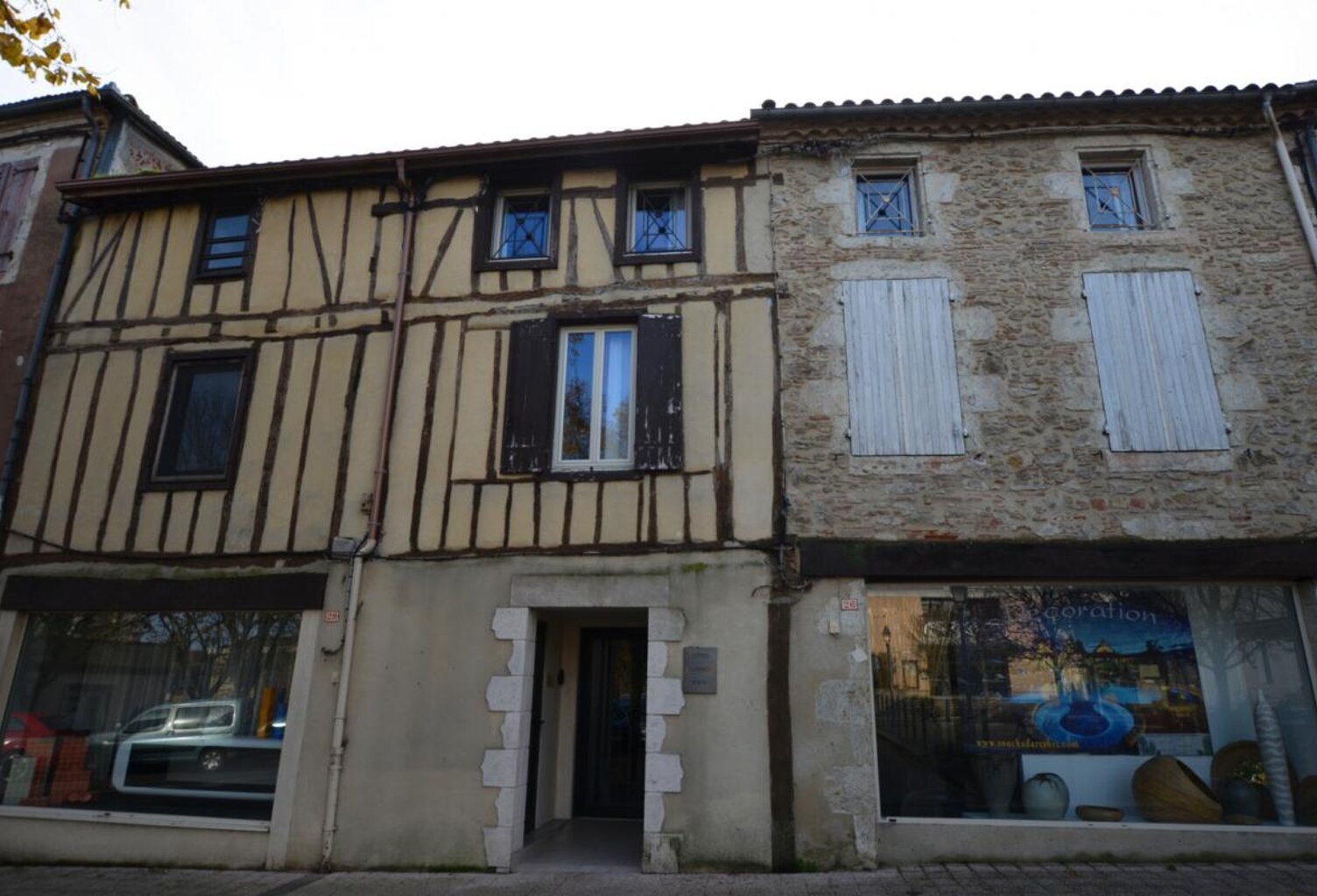 A vendre, Eauze, Gers: Ensemble immobilier avec deux maisons, deux appartements et possibilité d'agrandir. Idéal chambre d'hôtes ou gîtes, boutique ou commerce possible. Au centre ville, proche Chemin de Saint-Jacques — photo 1