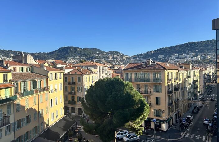 PLACE DU PIN ETAGE ELEVE  5 PIECES — photo 3