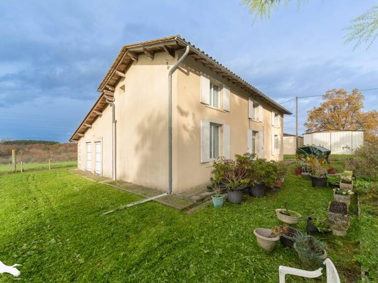 Maison en pierre de 4 pièces principales — photo 1