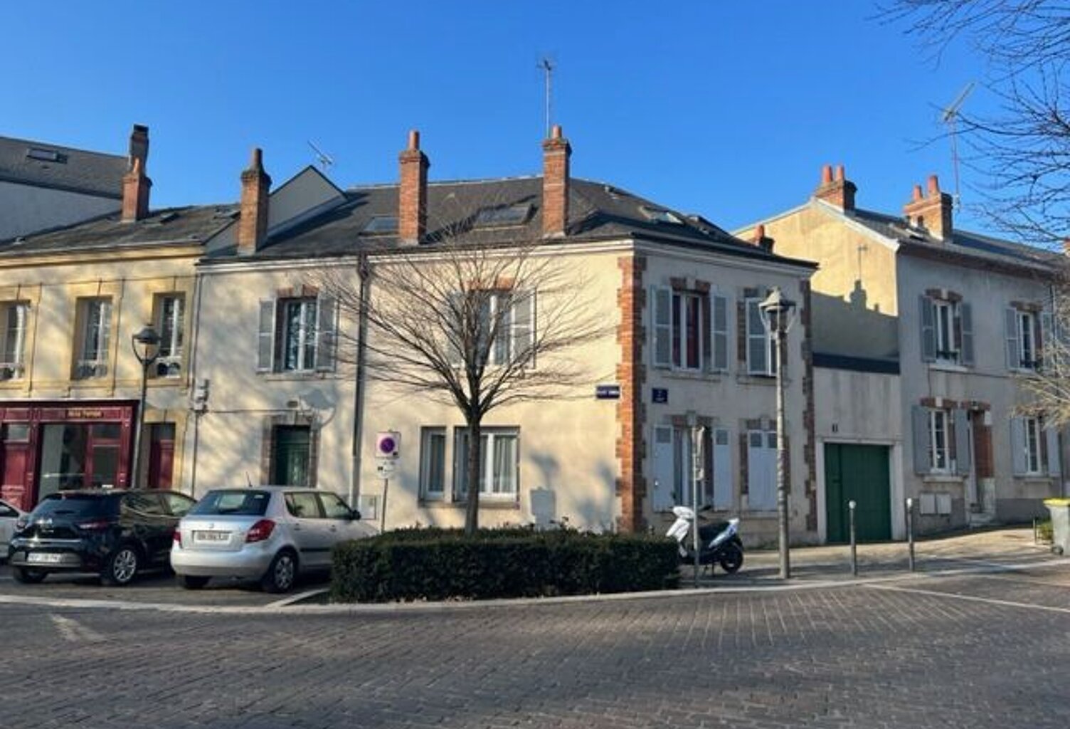 ORLEANS place Dunois : maison de ville  composée de 3 appartements — photo 1