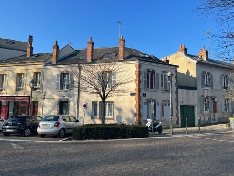 ORLEANS place Dunois : maison de ville  composée de 3 appartements — photo 1