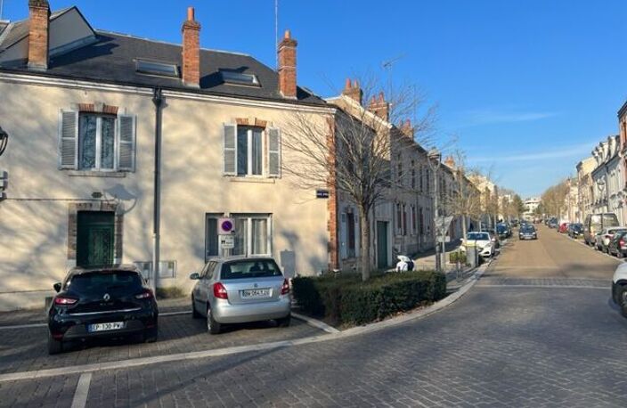 ORLEANS place Dunois : maison de ville  composée de 3 appartements — photo 2