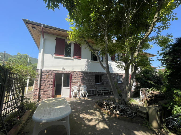 Proche centre ville de ST J P. PIED DE PORT,  spacieuse villa de 216 m2 avec jardin et garage. — photo 1