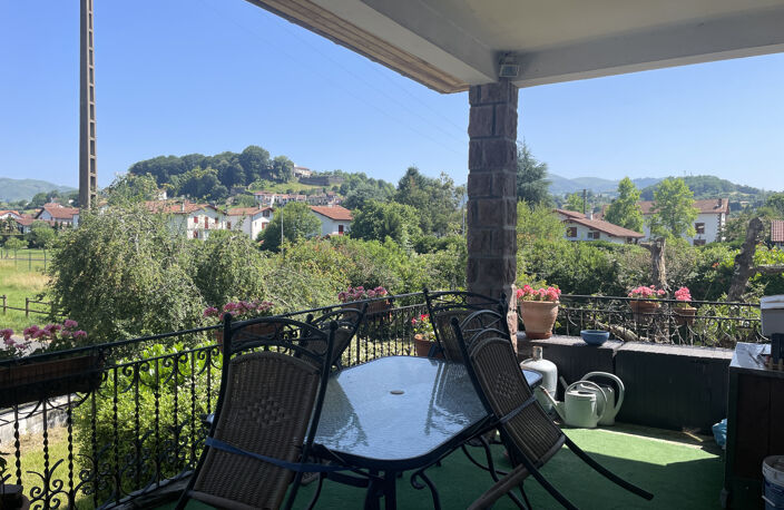 Proche centre ville de ST J P. PIED DE PORT,  spacieuse villa de 216 m2 avec jardin et garage. — photo 2