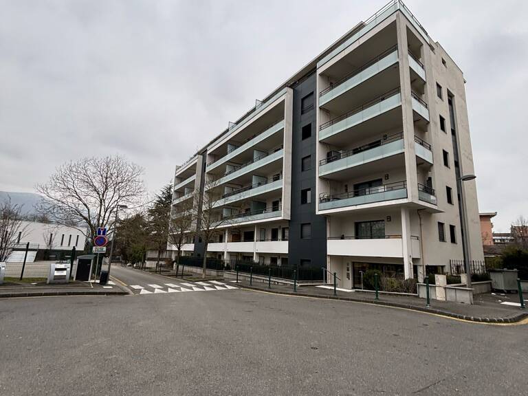 Cave en Centre Ville d'Annemasse — photo 1