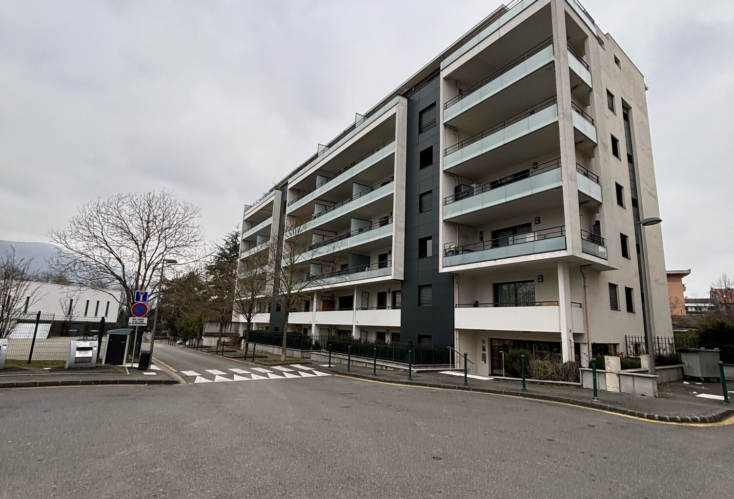 Cave en Centre Ville d'Annemasse — photo 1