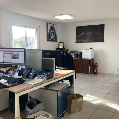 Commerce 817 m²