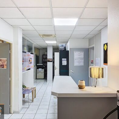 Bureau 6 pièces 900 €