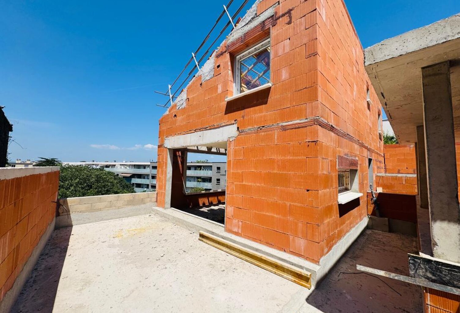 T4  en dernier étage avec ascenseur, terrasse de 30m2 et 2 parkings en sous sol — photo 1