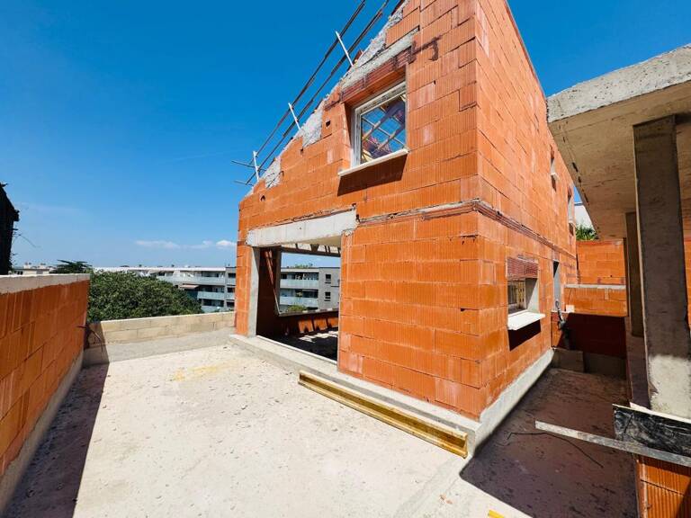 T4  en dernier étage avec ascenseur, terrasse de 30m2 et 2 parkings en sous sol — photo 1