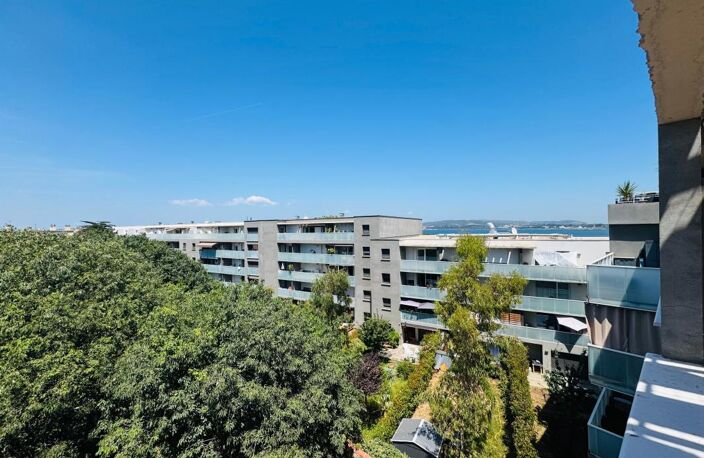 T4  en dernier étage avec ascenseur, terrasse de 30m2 et 2 parkings en sous sol — photo 2