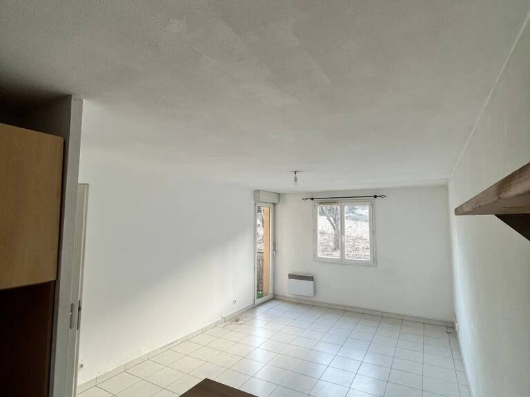 Dans résidence avec piscine, 3 pièces. — photo 1