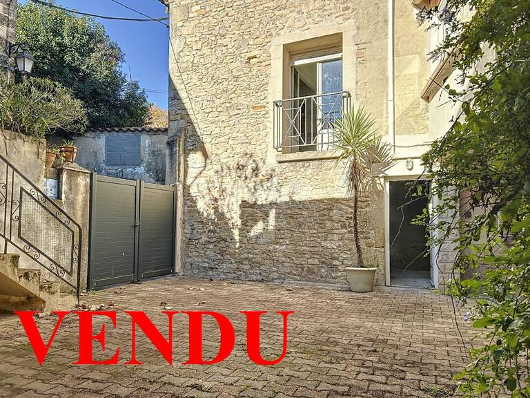 BERNIS Mdv avec cour et dépendances — photo 1