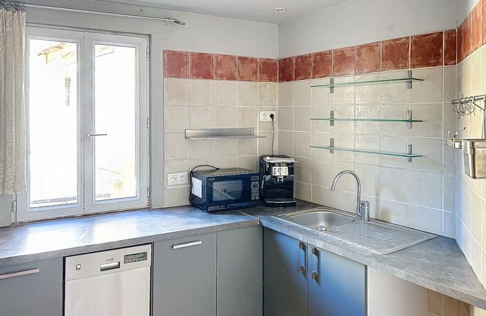 BERNIS Mdv avec cour et dépendances — photo 2