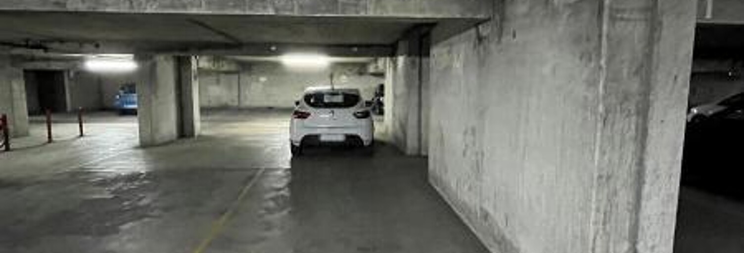 Garage   m² à louer à Marseille 5 (13005)