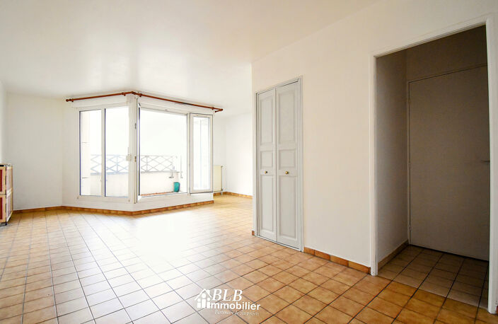 STUDIO TYPE F1 - MONTIGNY LE BRETONNEUX - BALCON — photo 2
