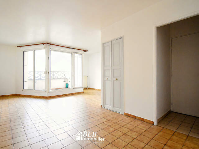 STUDIO TYPE F1 - MONTIGNY LE BRETONNEUX - BALCON — photo du bien
