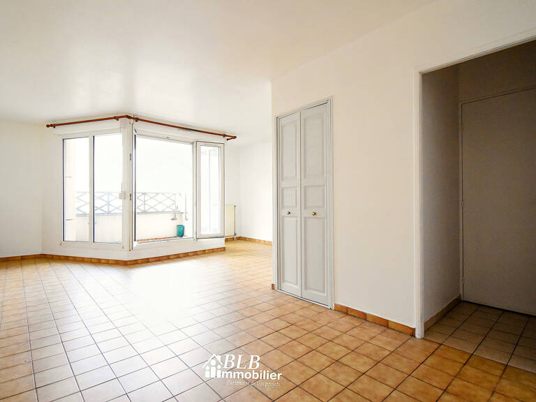 STUDIO TYPE F1 - MONTIGNY LE BRETONNEUX - BALCON — photo 1