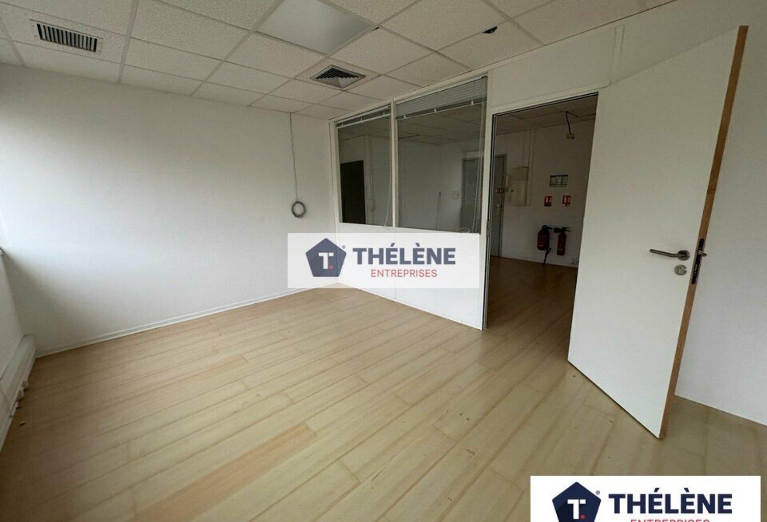 BUREAUX à LOUER — photo 1