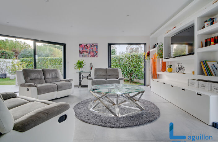 MAISON DE TYPE 6 PIECES HAUTEUR PLAGE PISCINE ET GARAGE — photo 4